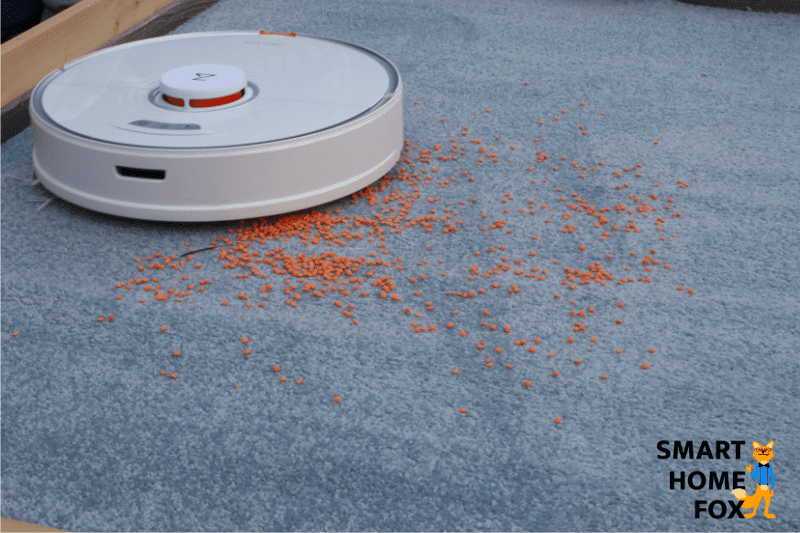 Roborock S7 reinigt einen hochflorigen Teppich von Linsen